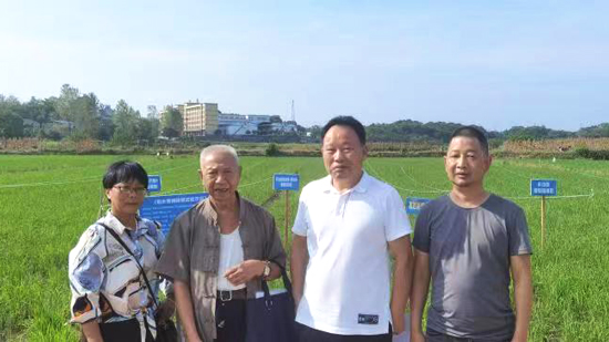 常德市科協(xié)黨組成員、副主席李風(fēng)看望老科技工作者并考察科技示范項目